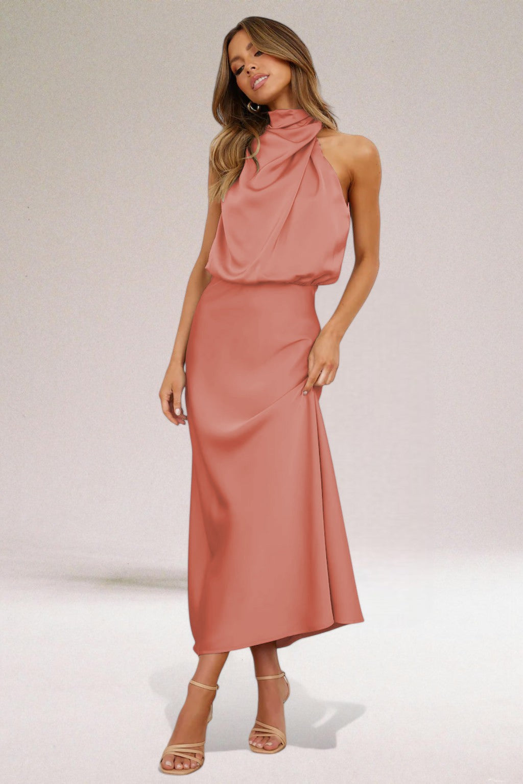 Flavia™ Glamourøs satinkjole med halterneck