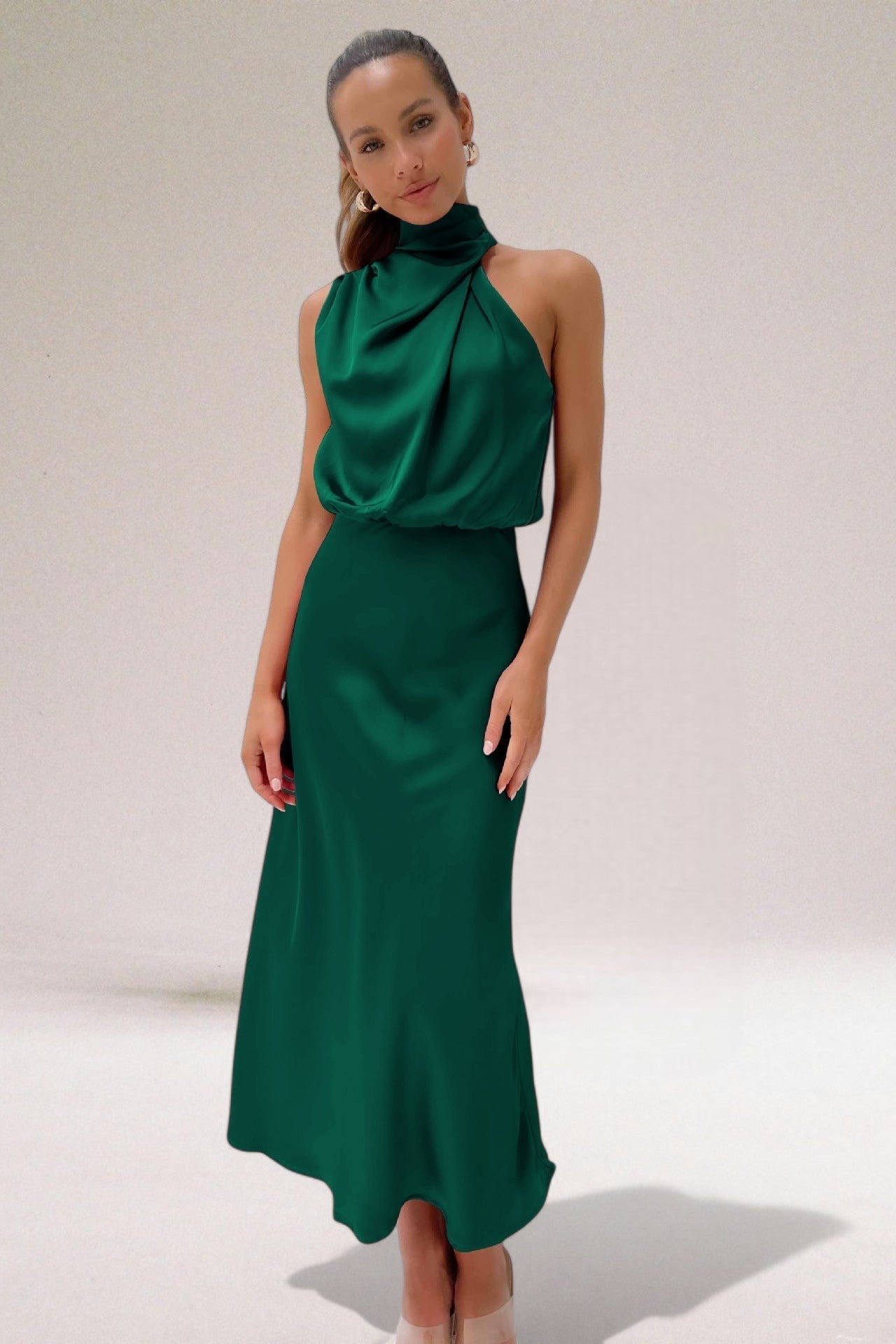 Flavia™ Glamourøs satinkjole med halterneck