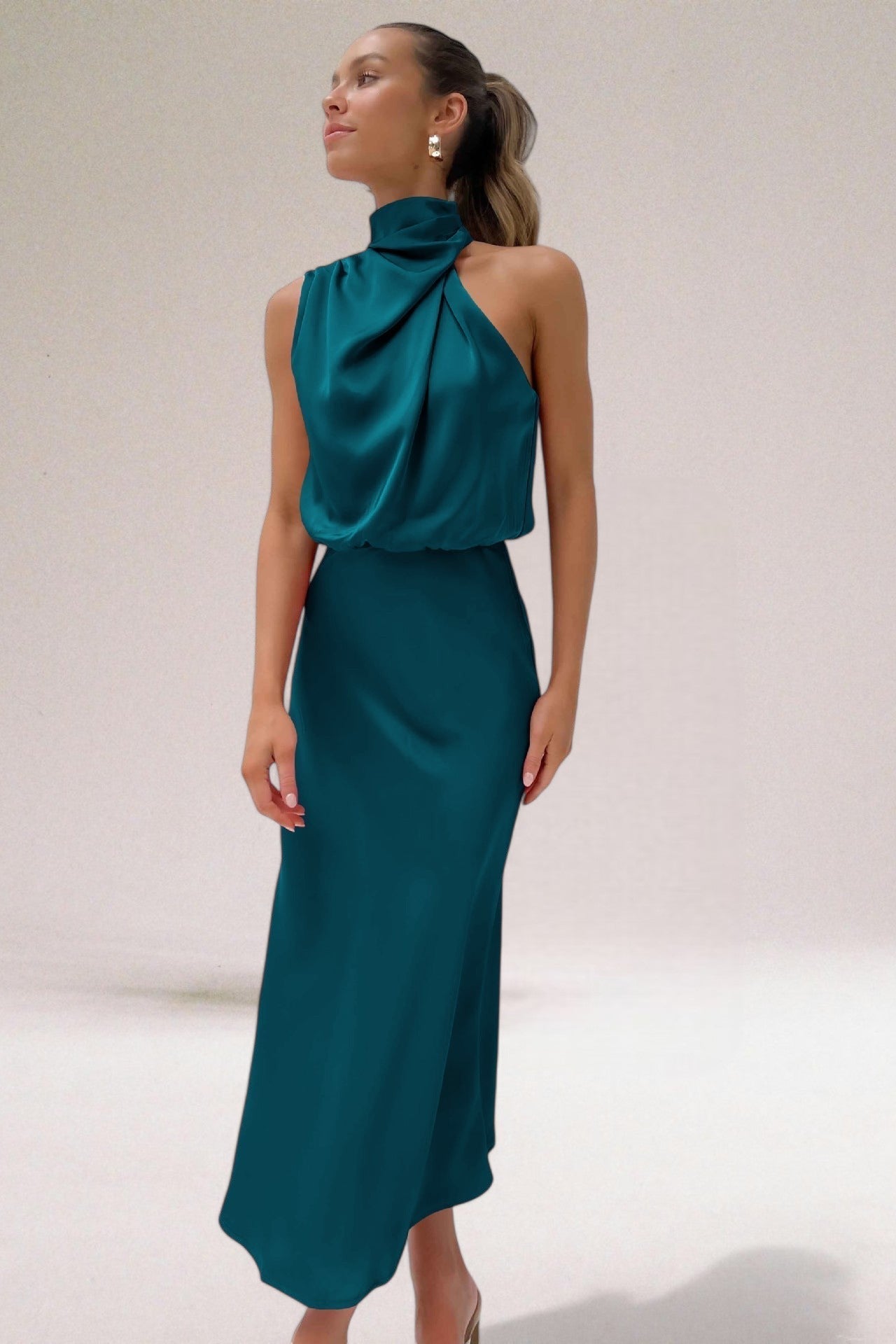 Flavia™ Glamourøs satinkjole med halterneck